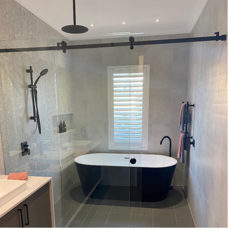 The Bathtub Debate – Is a Freestanding or Built-In Bath Best for your Bathroom?